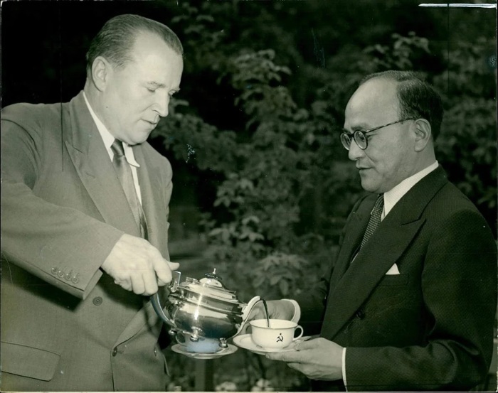 Советский дипломат Малик с японским коллегой на переговорах в 1955-м. /Фото: avatars.mds.yandex.net