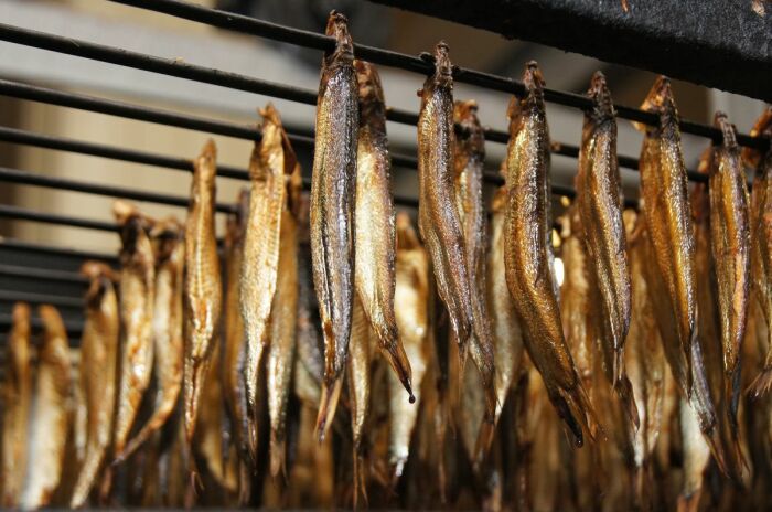 Подготовка рыбки к консервации была ручным процессом. /Фото: aif-s3.aif.ru