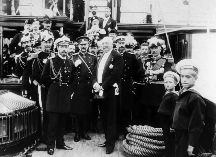 Николай II с президентом Феликсом Фором на борту 