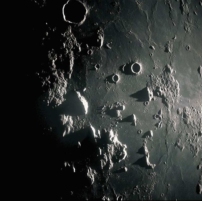 Терминатор – линия, разделяющая светлую и темную стороны Луны. /Фото: happy-year.narod.ru