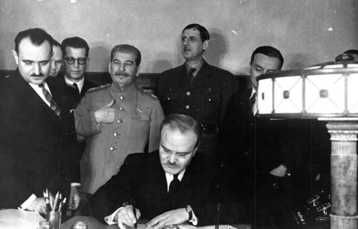 В свое время Сталин поверил де Голлю, и тот оправдал ожидания. /Фото: avatars.dzeninfra.ru