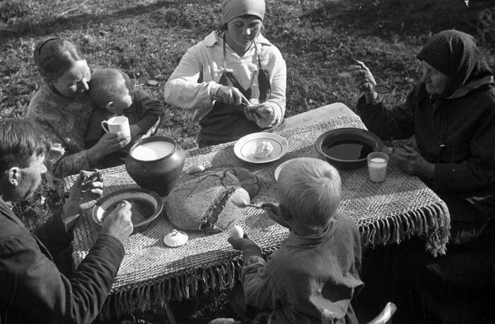 В будни крестьяне ели из глиняной или деревянной посуды. /Фото: files.vm.ru