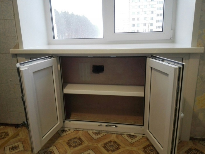 «Хрущевский» холодильник под окном. /Фото: hameleone.ru