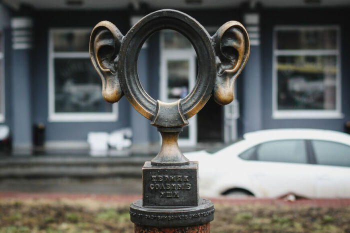 В Перми установлен памятник соленым ушам: каждый желающий может примерить их на себя. /Фото: img.tourister.ru