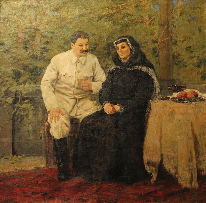 Сталин с матерью. /Фото: pbs.twimg.com