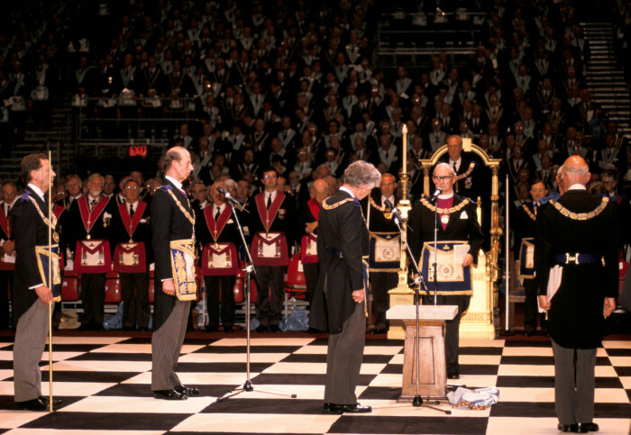 Заседание масонской ложи в Англии. /Фото: cdn.britannica.com