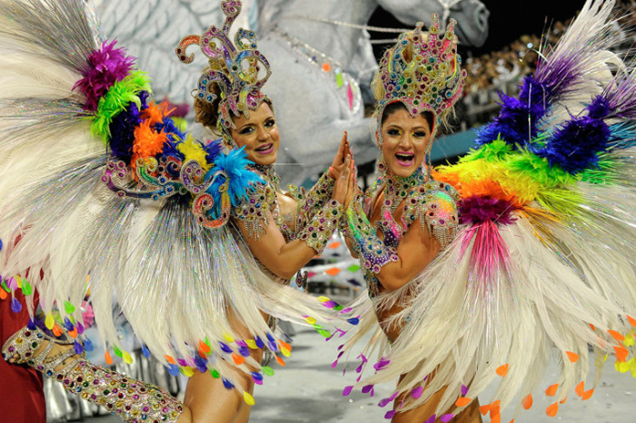 Бразильская карнавальная традиция – обнажаться. /Фото: dancesport.ru