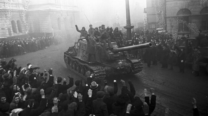 Варшава в лице мирных жителей встречает советскую армию. /Фото: cdn.iz.ru