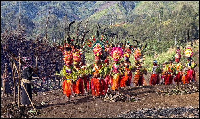 Праздник в Симбаи, в котором принимают участие женщины племени Калам.
