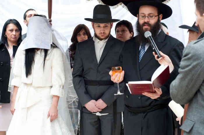 Во время иудейской свадьбы лицо невесты закрывалось покрывалом. /Фото: happymigration.com
