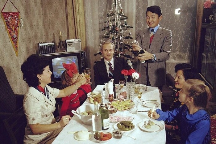 На праздники в СССР накрывали богатые столы. /Фото: i.mycdn.me