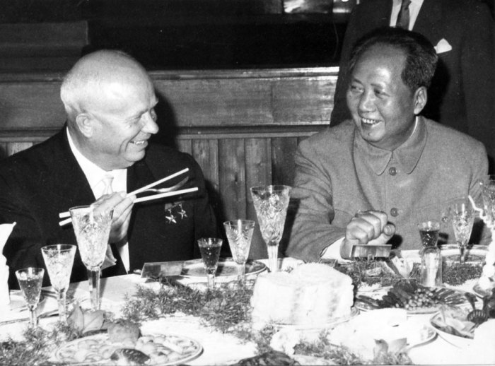 Несмотря на внешнюю дружелюбность, Мао не видел Хрущева равным себе лидером./Фото: avatars.mds.yandex.net