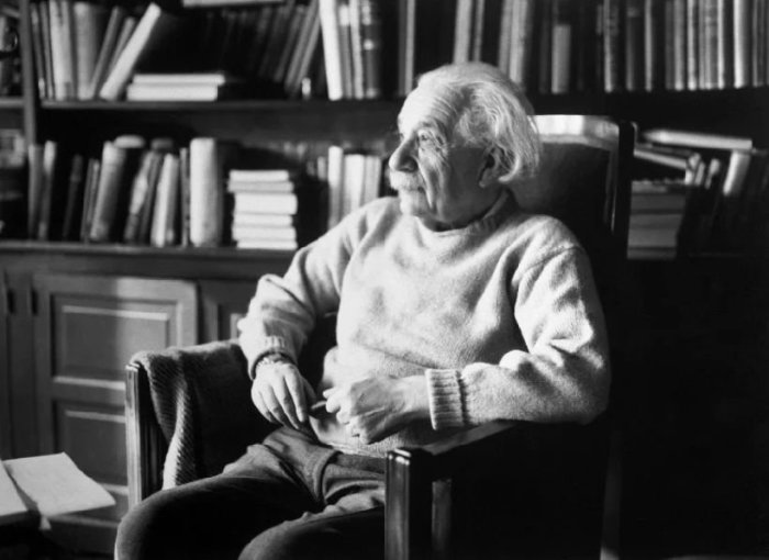 Одна из последних фотографий Эйнштейна./Фото: avatars.mds.yandex.net
