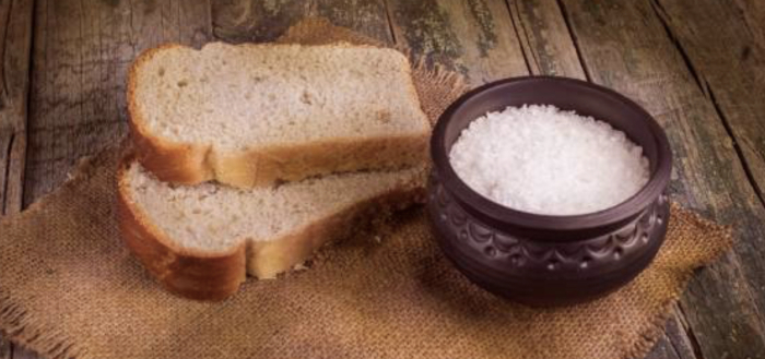 Старообрядцам не разрешалось макать хлеб в соль. /Фото: nile-river-connections.com