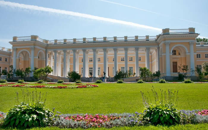 Есть версия, что Николай II и Ахматова познакомились в парке царской резиденции. /Фото: dev.opeterburge.ru