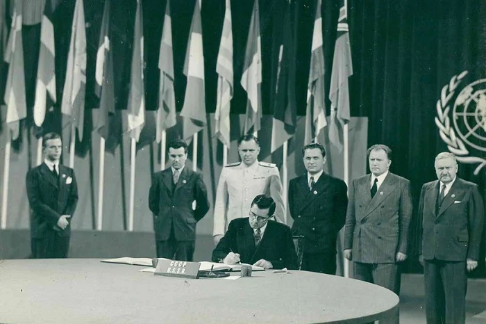 Громыко на подписании устава ООН. /Фото: avatars.mds.yandex.net