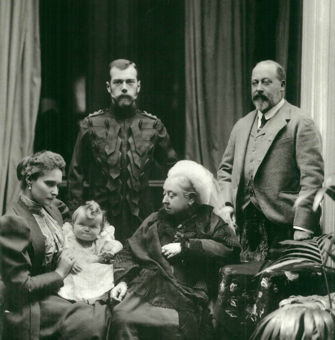 Королева Виктория с мужем, внучкой Александрой Федоровной, русским императором Николаем II и их дочерью Ольгой./Фото: museivaticani.va
