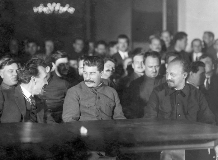 Сталин с Рыковым (слева) и Бухариным (справа). Декабрь 1927 г. Через несколько месяцев между ними развернётся решающее сражение за власть. В 1938 г. Рыков и Бухарин будут расстреляны./Фото: deduhova.ru