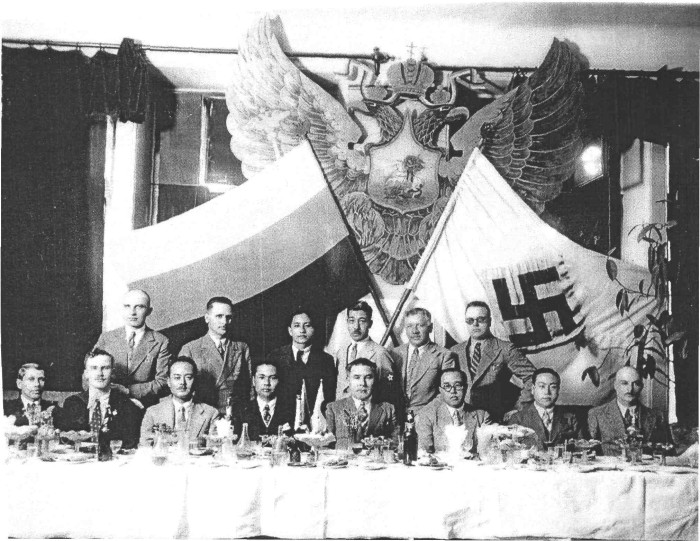 На банкете в Харбине. Декабрь 1934 года (К. В. Родзаевский сидит второй слева). /Фото: cdn.net