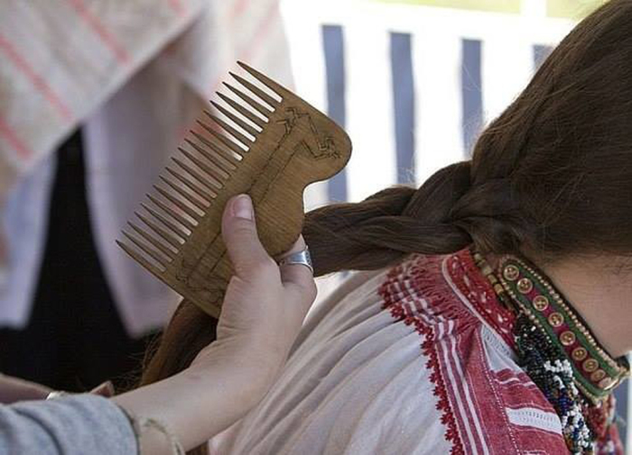 Выбрасывать волосы после стрижки на Руси не рекомендовалось. /Фото: midgard-info.ru