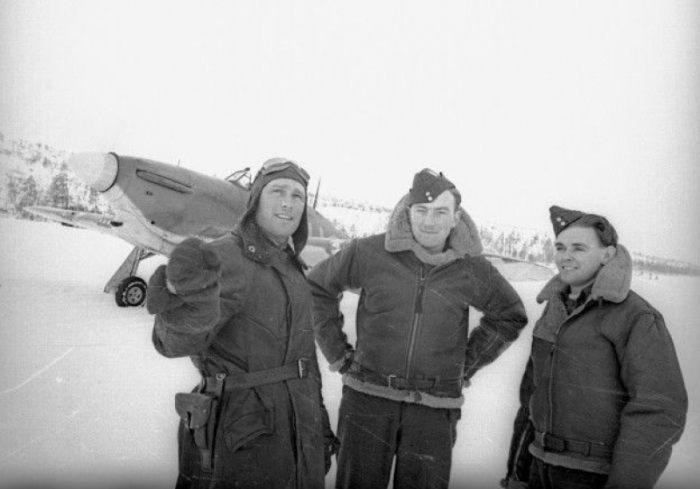 Советский ас Борис Сафонов с британскими лётчиками Кеннетом Уодом и Чарльтоном Хоу. /Фото: m.bk55.ru