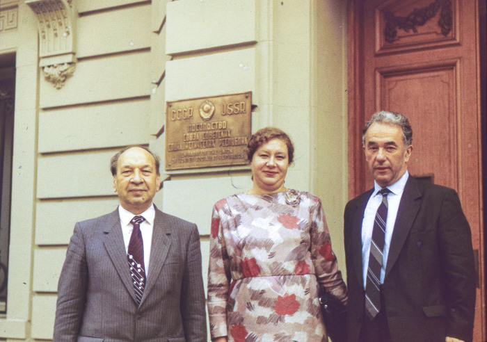 У входа в советское посольство. 1988 год. /Фото: i1.wp.com