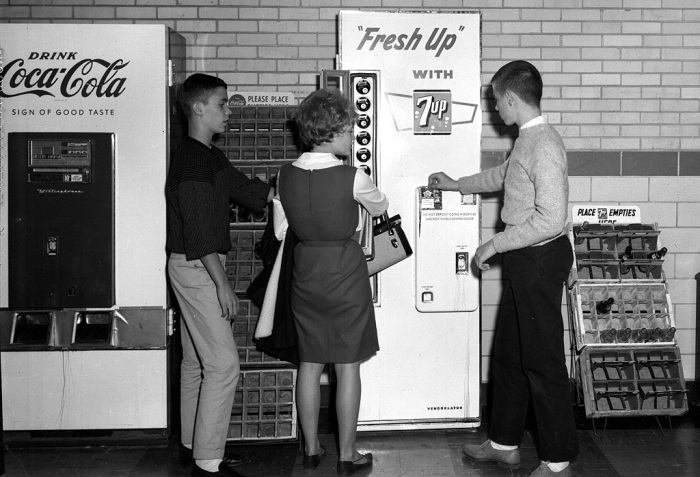 Первые вендинговые автоматы Америки. /Фото: veq.ru