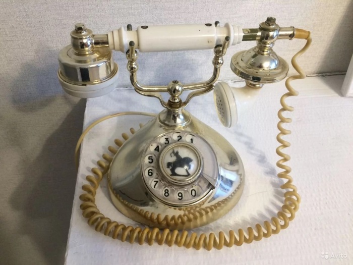 Старый телефон может органично вписаться в интерьер. /Фото: 29.img.avito.st