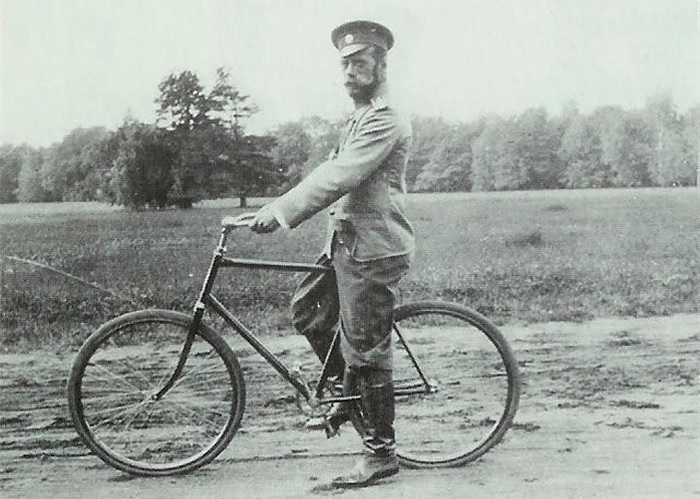 Император Николай II на велосипедной прогулке. /Фото: cdni.rbth.com