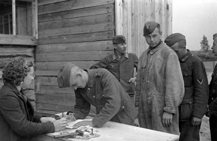 Выдача зарплаты советским военнопленным. /Фото: pbs.twimg.com
