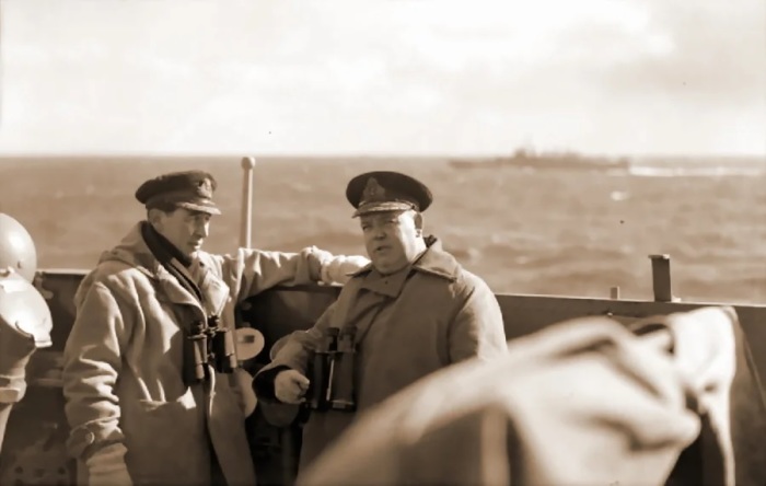 Командир «Эдинбурга» капитан Хью Фолкнер и командующий 18-й эскадры крейсеров контр-адмирал Стюарт Бонэм-Картер на мостике крейсера. /Фото: avatars.mds.yandex.net