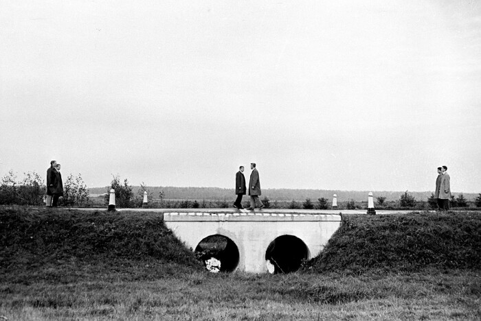 Обмен на Глиникском мосту: кадр из фильма «Мертвый сезон». /Фото: cdni.rbth.com