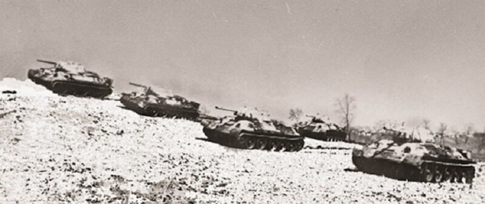 Из семи брошенных на врага танков остался один. /Фото: i.pinimg.com