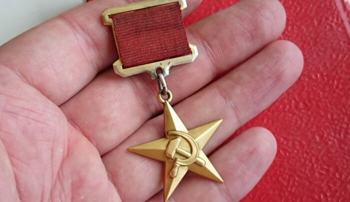 Звезда Героя социалистического труда помогала аферисту проворачивать свои дела. /Фото: msk.kprf.ru