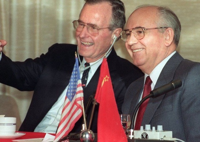 Горбачёв подарил США 74000 кв. км шельфа в 1990 году, т.е. 16% мировых запасов углеводородов (нефти и газа). /Фото: kor.ill.in.ua