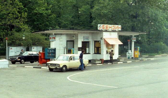 Бензин стоил недорого, но иногда его было не купить. /Фото: 24warez.ru