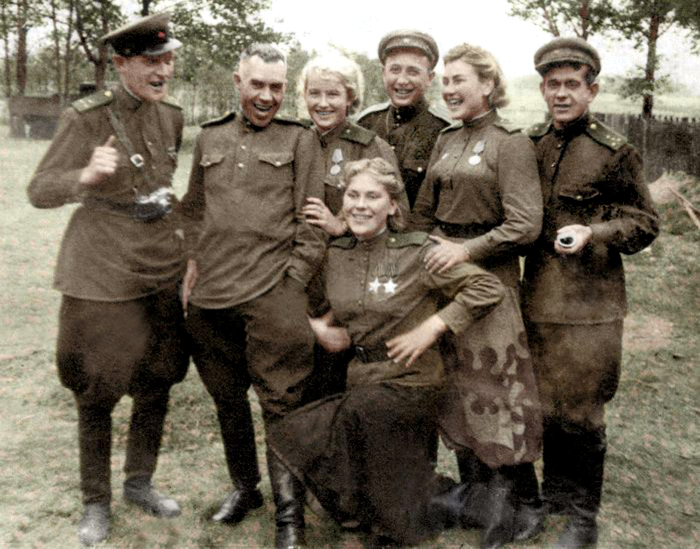 Шанина (внизу) с фронтовиками. /Фото: imageup.ru