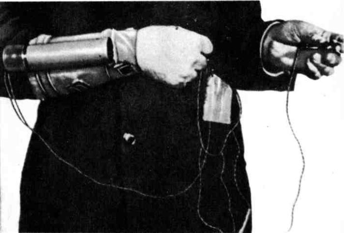 Миниатюрный гранатомёт «панцеркнаке», 30мм снаряд которого на расстоянии 300 метров пробивает 35-40мм броню, крепится ремнями на руке и приводится в действие кнопочным устройством./Фото: ruread.net