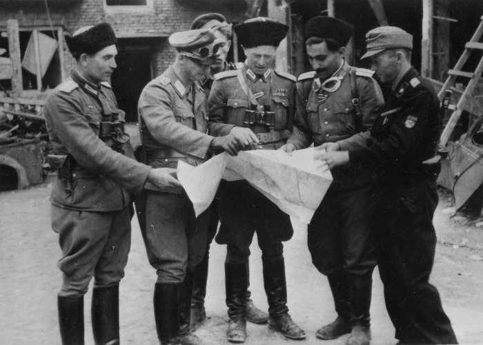 Офицеры РОНА во время Варшавского восстания 1944 год. /Фото: i0.wp.com