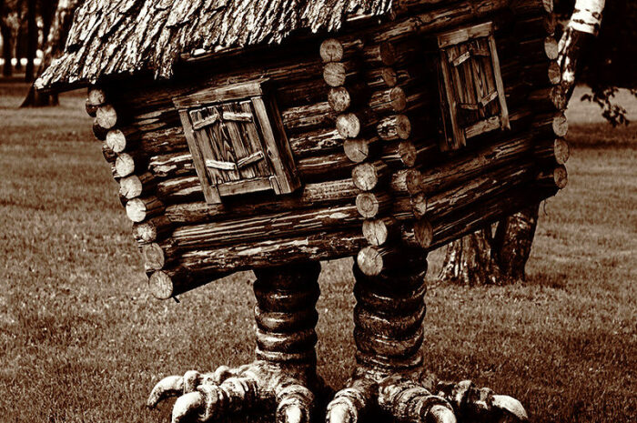 Избушка на курьих ножках — самая древняя моровая изба. /Фото: privolgsk.cerkov.ru
