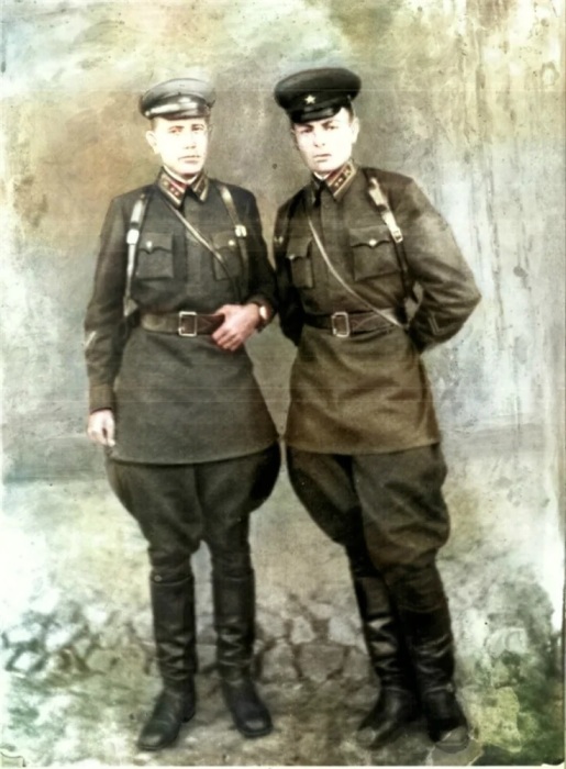 Лейтенант Василий Петров (справа) с сослуживцем. 1941 г. /Фото: avatars.mds.yandex.net