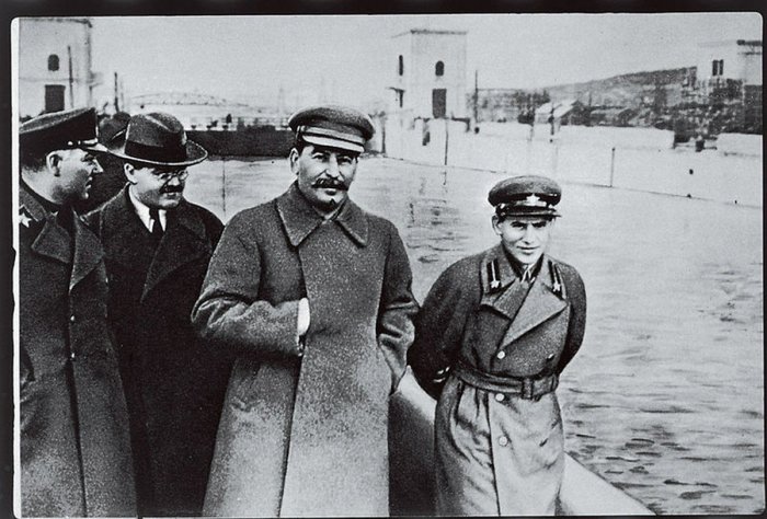 Ежов даже в сравнении с невысоким Сталиным (172 см) выглядел карликом – 1 метр 51 см. /Фото: pbs.twimg.com