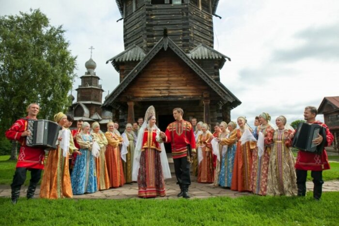 Во многих областях понёва считалась свадебной одеждой. /Фото: mykaleidoscope.ru