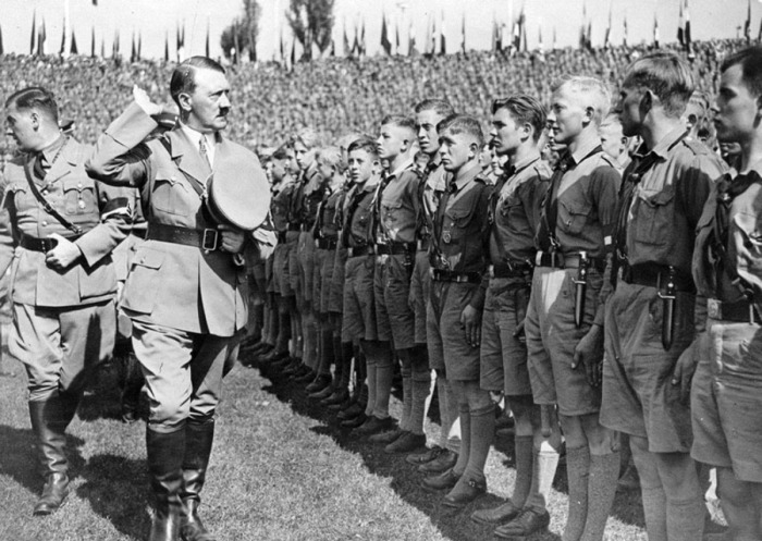 Гитлер лично внушал молодым немцам расовую нетерпимость. /Фото: archive.org