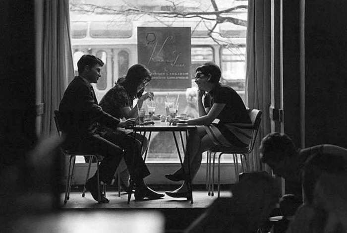 Молодежь часто посещала кафе, а иногда и рестораны. /Фото: i.mycdn.me