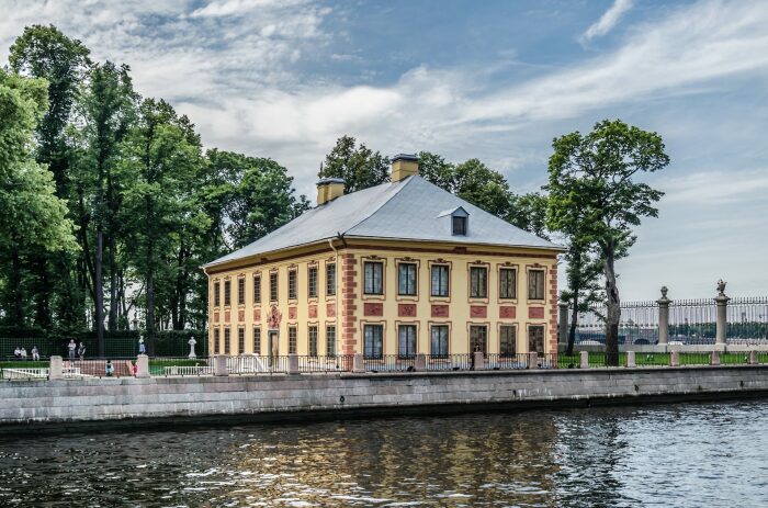 Первый туалет с проточным сливом был построен в Летнем дворце а Санкт-Петербурге. /Фото: ressta.ru