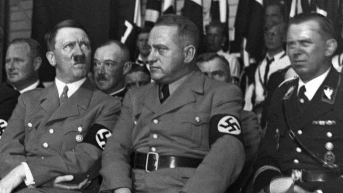 Мартин Борман с Адольфом Гитлером. /Фото: ichef.bbci.co.uk