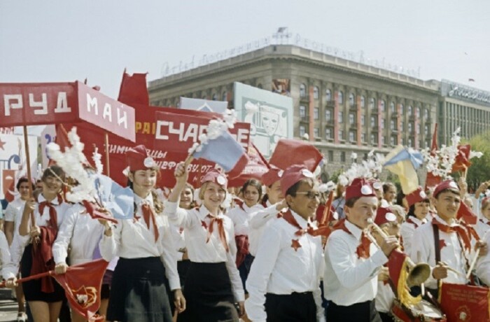 Школьники на демонстрации: «Мир! Труд! Май!». /Фото: cn15.nevsedoma.com.ua