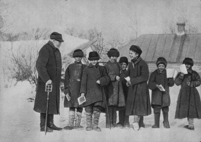 Лев Толстой заботился о своих крестьянах и даже открыл для детей школу. /Фото: 187011.selcdn.ru