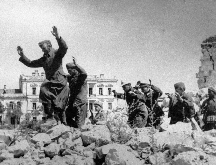 9 мая 1944-го. Немцы сдаются. /Фото: yandex-images.clstorage.net